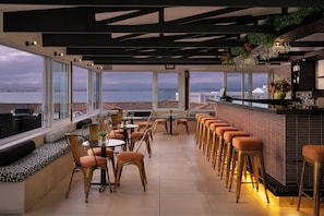 2 bares/lounges, saguão/lounge