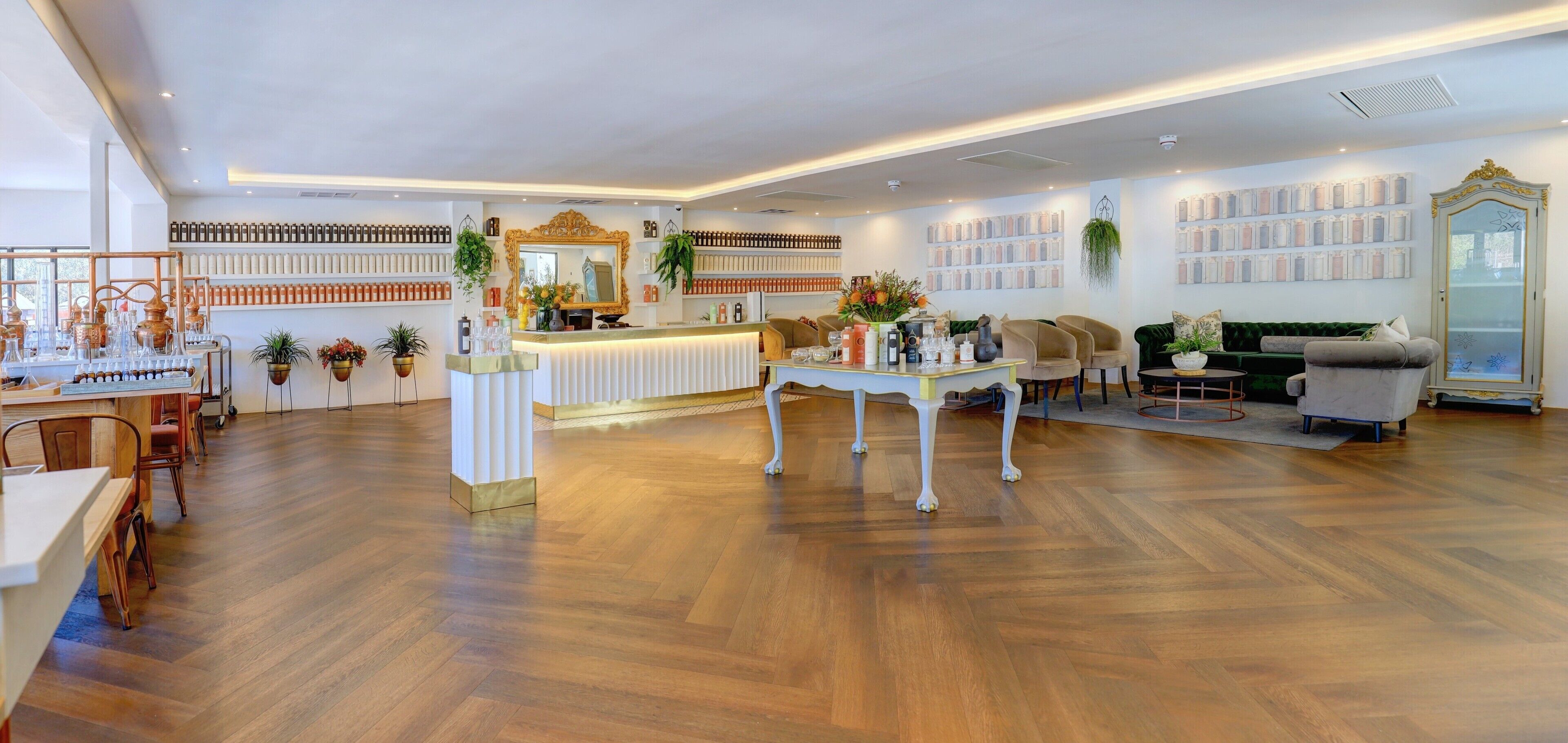 Un amplio vestíbulo de hotel con mostrador de recepción, zona de estar y diversas comodidades.
