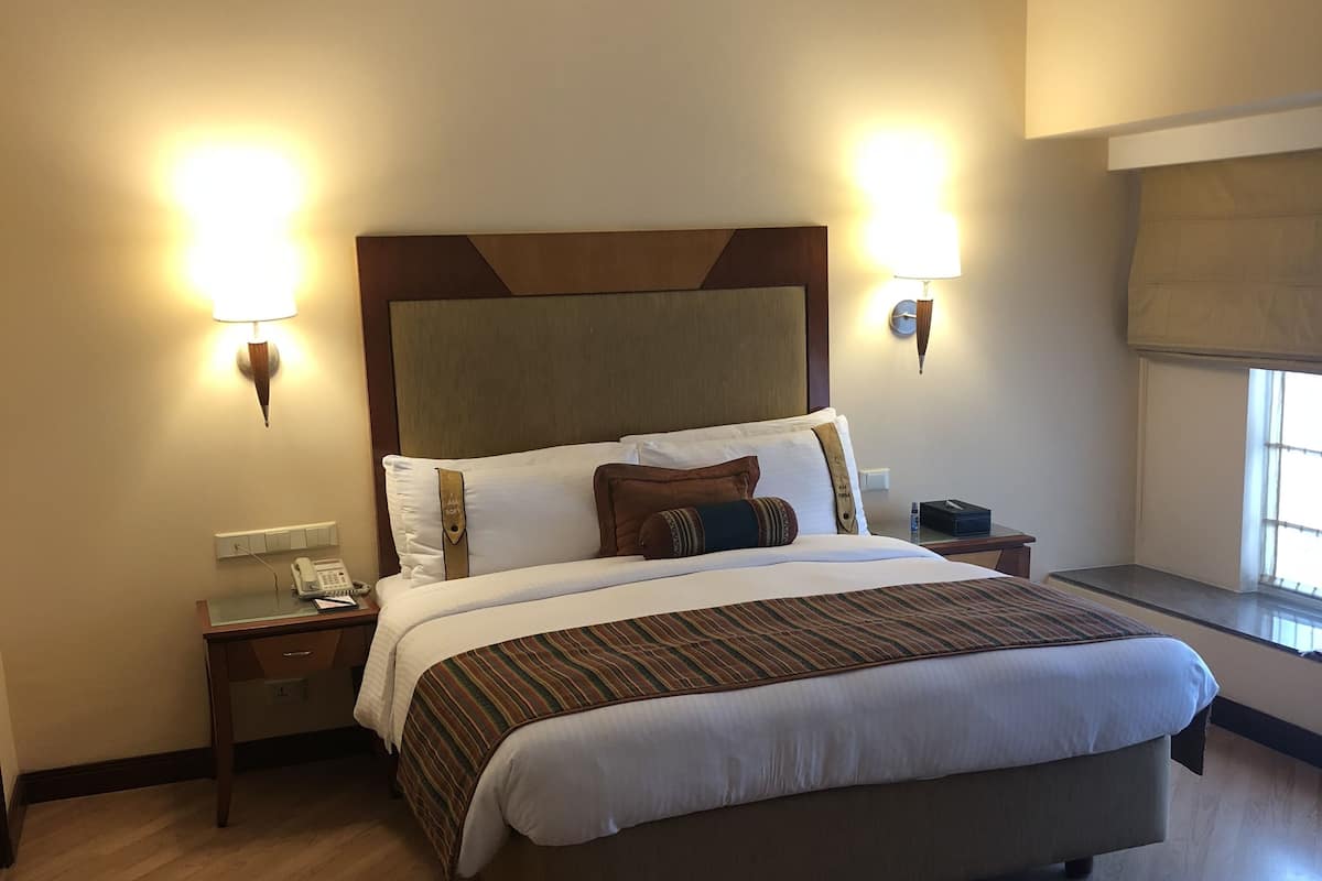 Premier Pool View Queen Room | 1 bedroom, minibar, in-room safe, blackout drapes