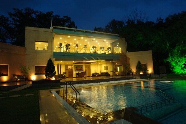 Outdoor pool, pool umbrellas, sun loungers - The Lalit Ashok Bangalore (Bengaluru)