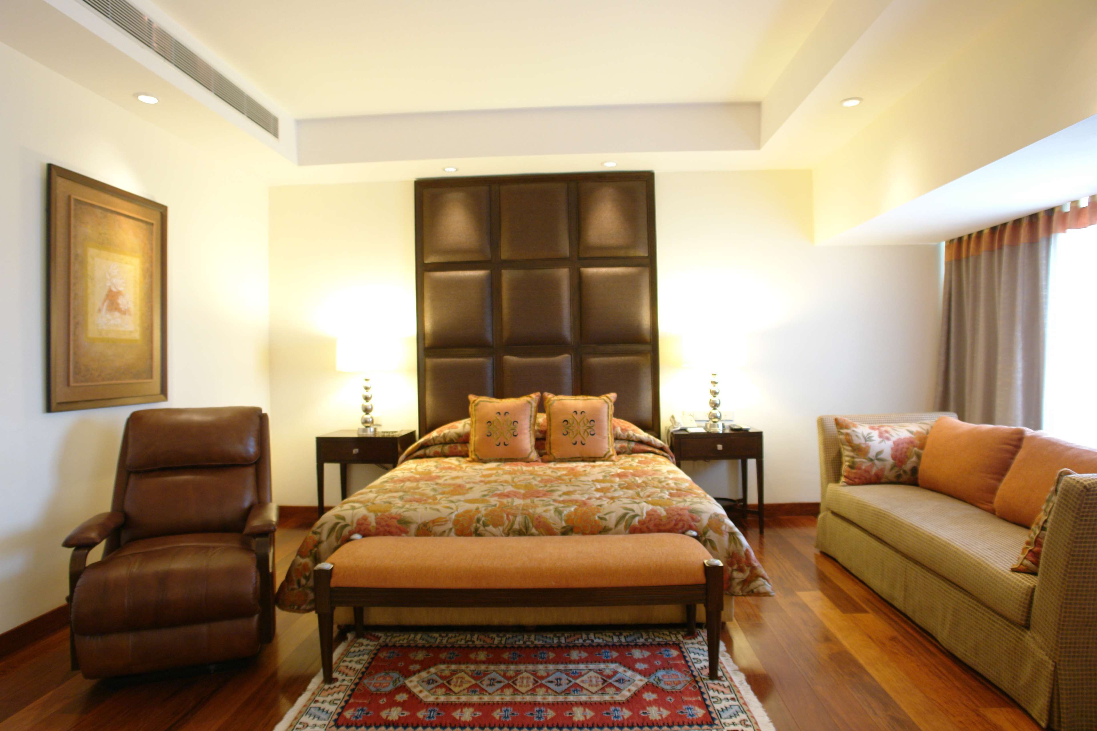 Frigobar, cofres nos quartos, cortinas blackout, quartos à prova de som