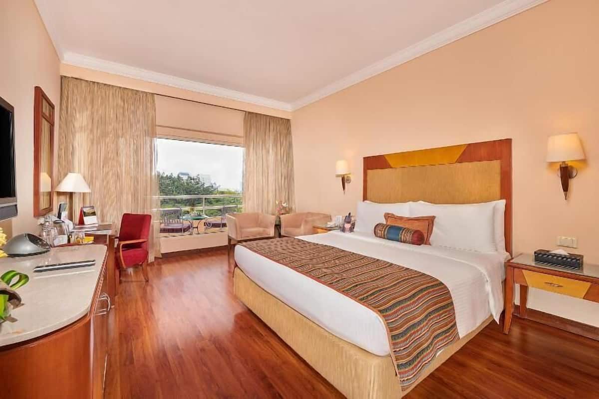 Egyptian cotton sheets, premium bedding, minibar, in-room safe