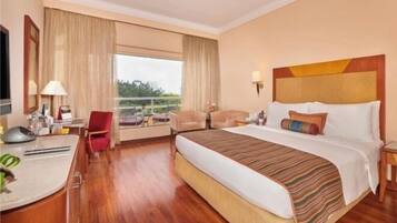 Executive Suite | 1 bedroom, minibar, in-room safe, blackout drapes