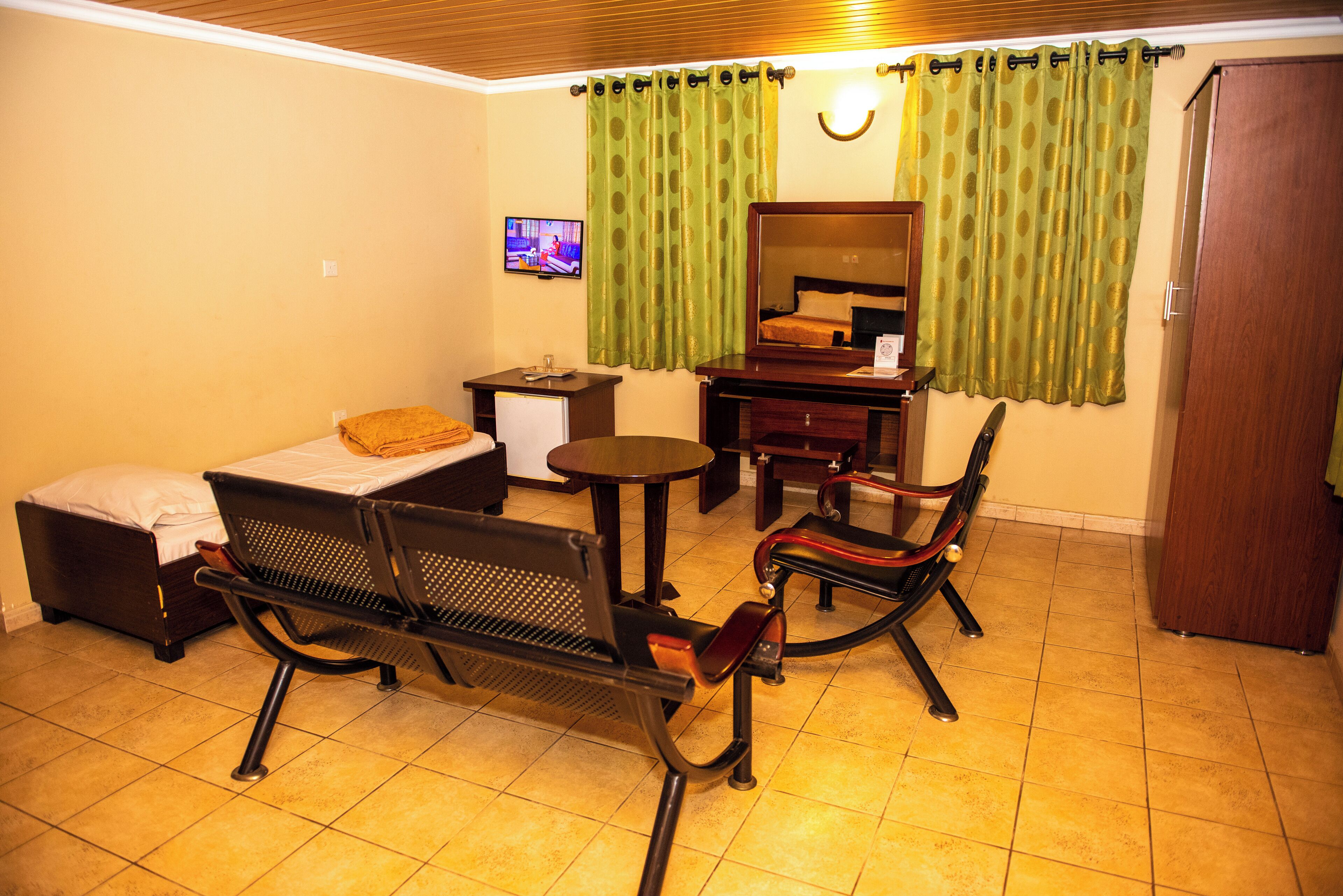 executive suite | desk, iron/ironing board, rollaway beds, free wifi