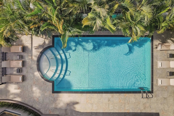 Una piscina al aire libre (de 08:00 a 19:00), tumbonas