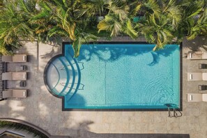 Outdoor pool, open 8:00 AM to 7:00 PM, pool loungers