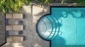 AuĂenpool, geĂśffnet von 08:00Â Uhr bis 19:00Â Uhr, LiegestĂźhle