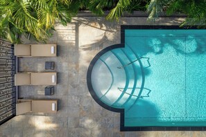 Utendørsbasseng og solsenger