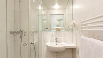 Deep-soaking bathtub, hydromassage showerhead, slippers, towels