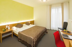 Caja de seguridad en la habitación y escritorio 