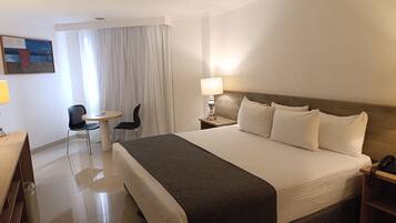 Habitación estándar, 1 cama King size | Espacio para trabajar con laptop y cortinas blackout