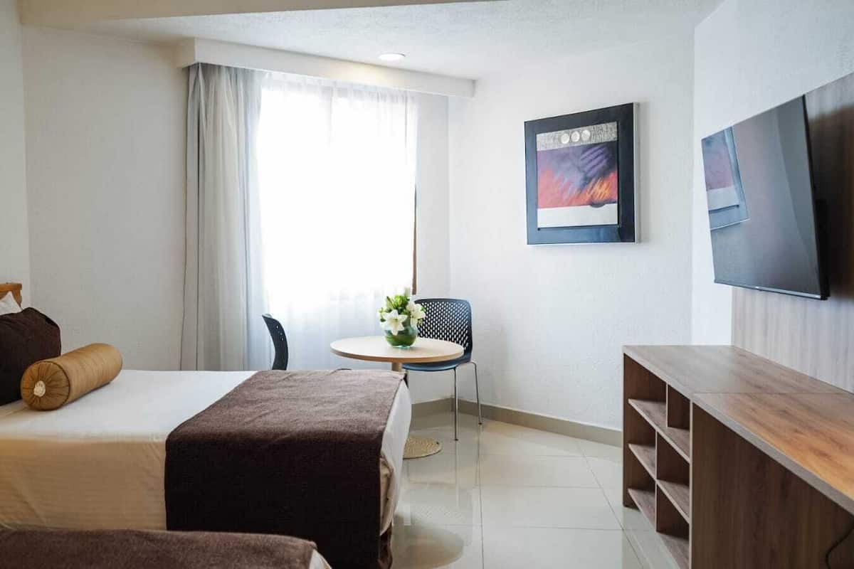 Quarto standard, 2 camas de casal | Cofres nos quartos, ferros/tábuas de passar roupa, Wi-Fi de cortesia