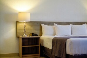 Habitación estándar, 1 cama de matrimonio grande | Espacio para trabajar con un portátil y cortinas opacas