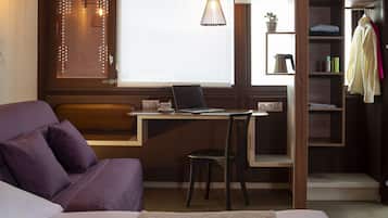 Deluxe kamer | Luxe beddengoed, een laptopwerkplek, verduisterende gordijnen