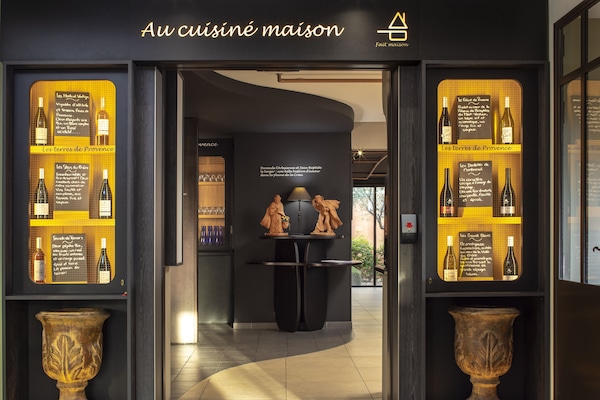 Sarapan dan makan malam dihidangkan, masakan Perancis