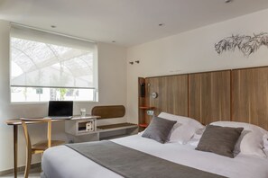 高级双人房 | 高档床上用品、笔记本电脑工作区、遮光窗帘、隔音