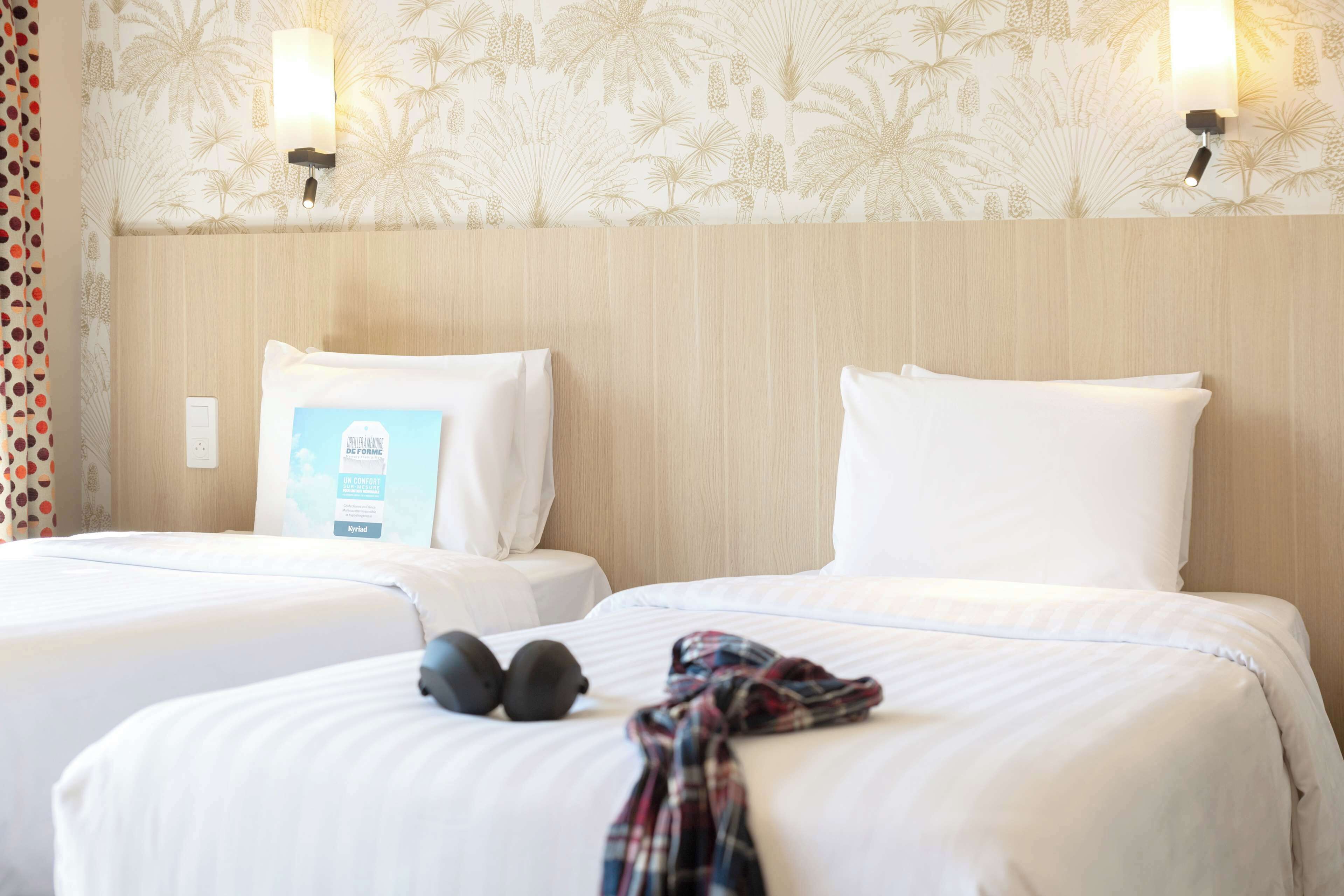 standard room, 2 single beds | minibar, desk, blackout curtains, soundproofing