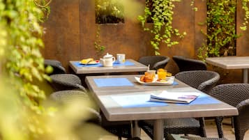 Desayuno buffet (EUR 12.9 por persona)