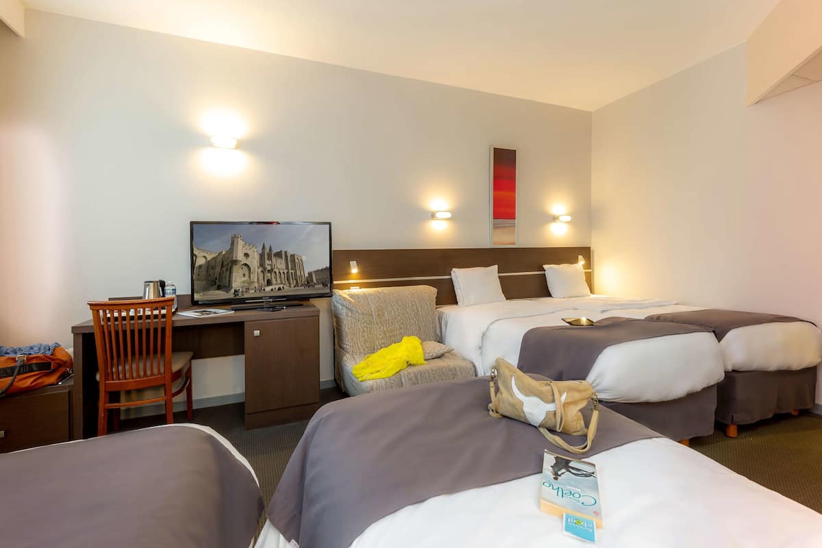 Habitación estándar, varias camas | Minibar, escritorio, cortinas blackout y insonorización