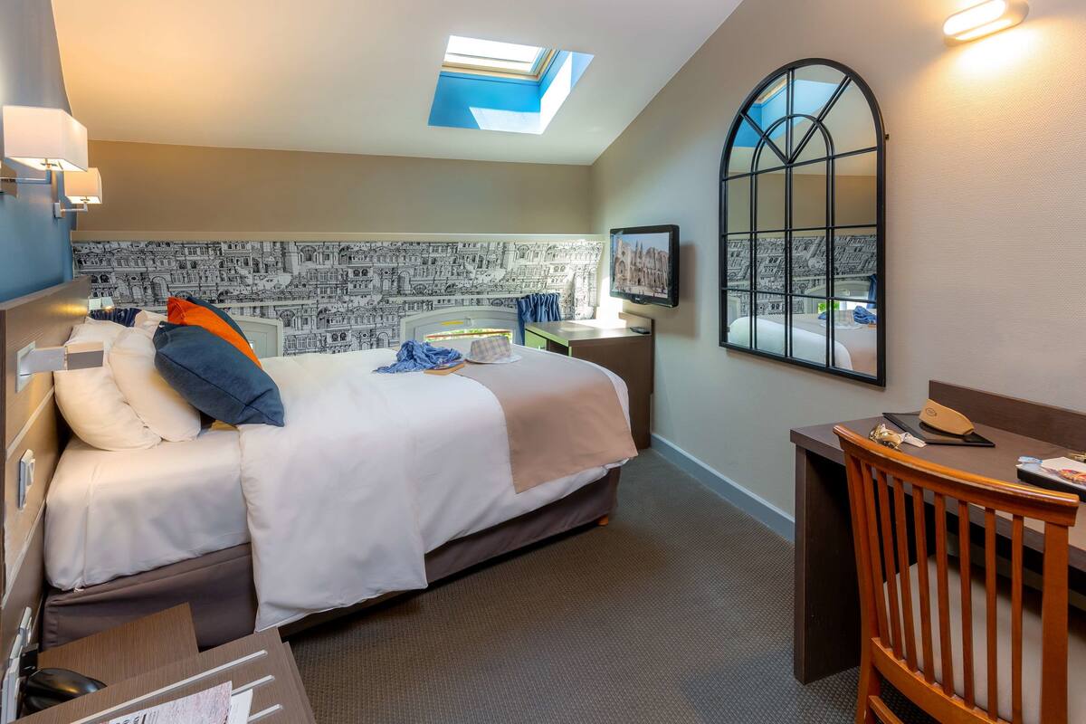 standard room, 1 double bed | minibar, desk, blackout curtains, soundproofing