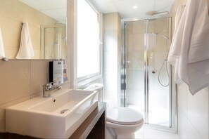 Combined shower/bathtub, eco-friendly toiletries, hair dryer, towels - Kyriad Avignon Palais Des Papes (Avignon)