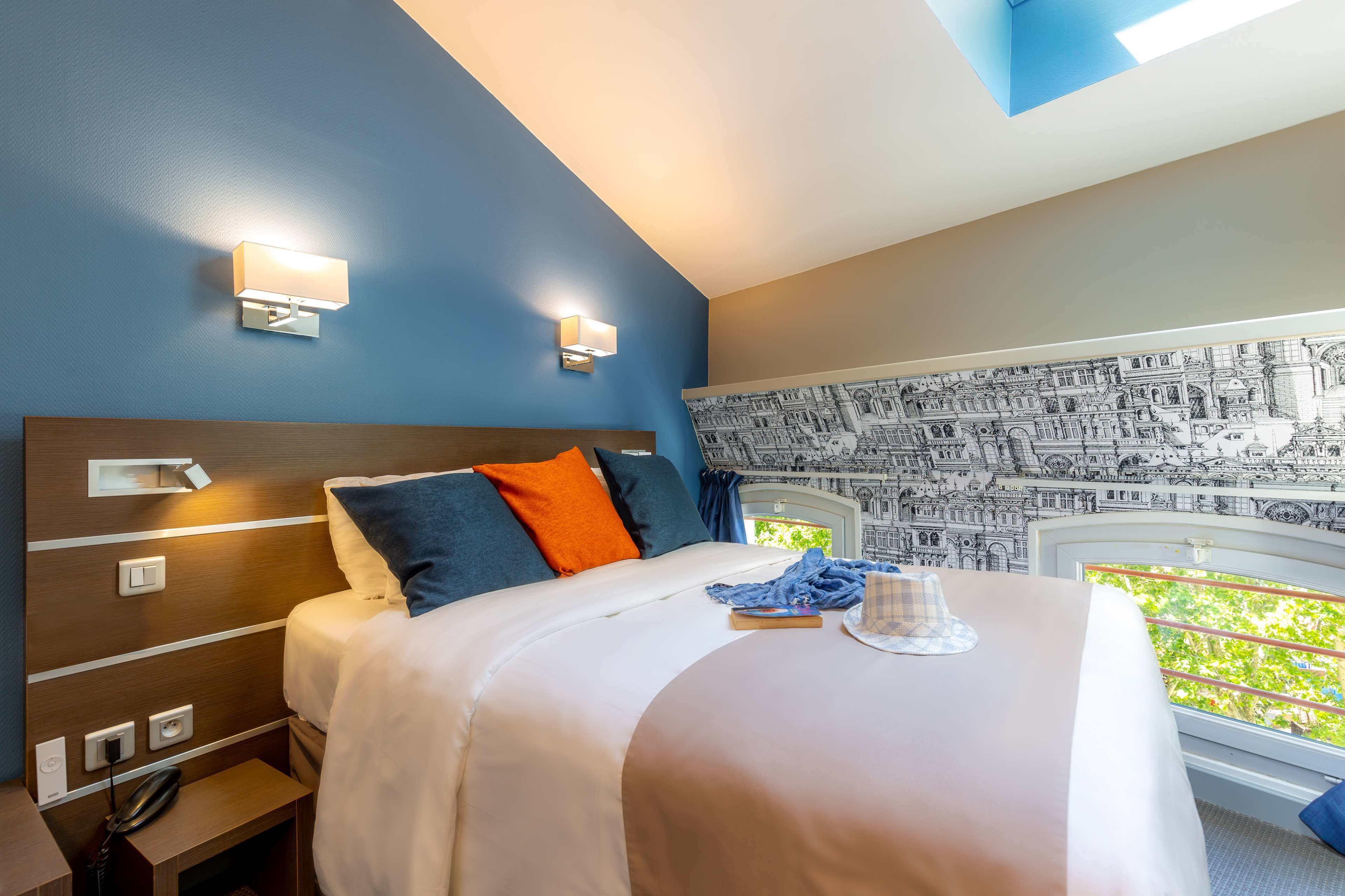 standard room, 1 double bed | minibar, desk, blackout curtains, soundproofing