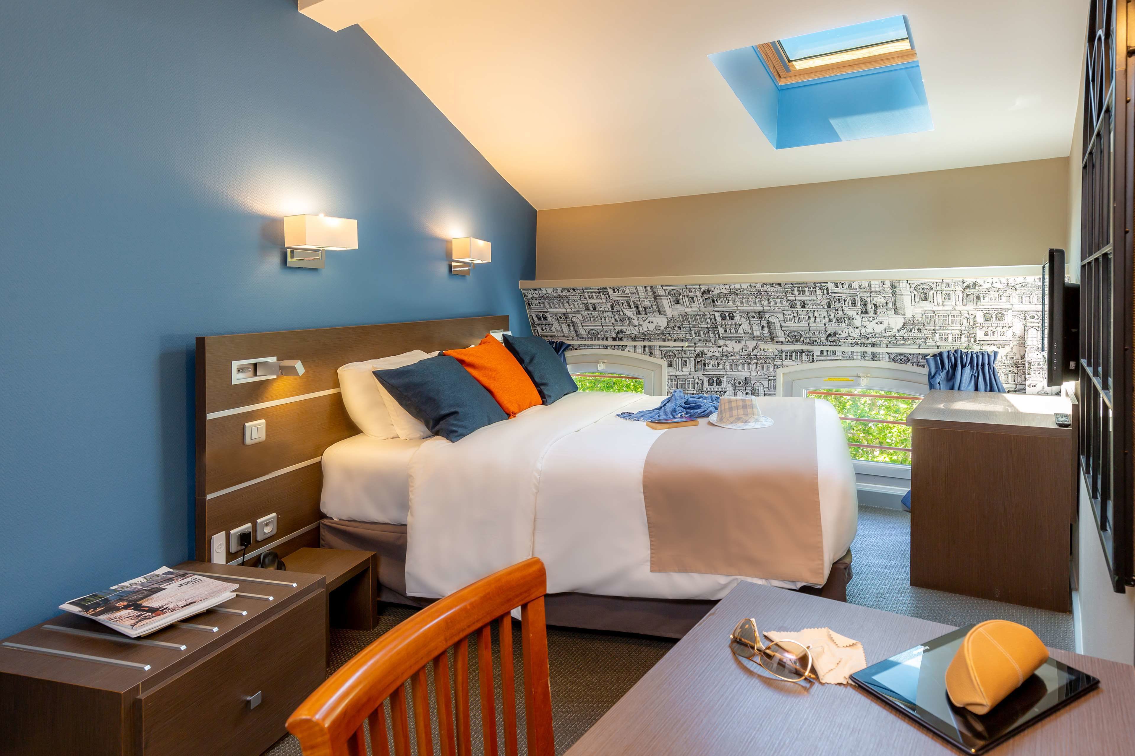 standard room, 1 double bed | minibar, desk, blackout curtains, soundproofing