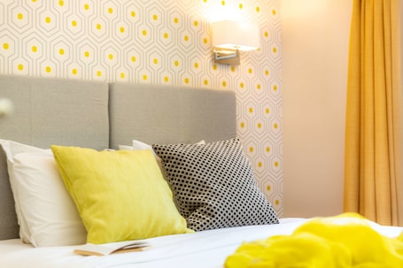 Standard Room, 1 Double Bed | Minibar, desk, blackout drapes, soundproofing