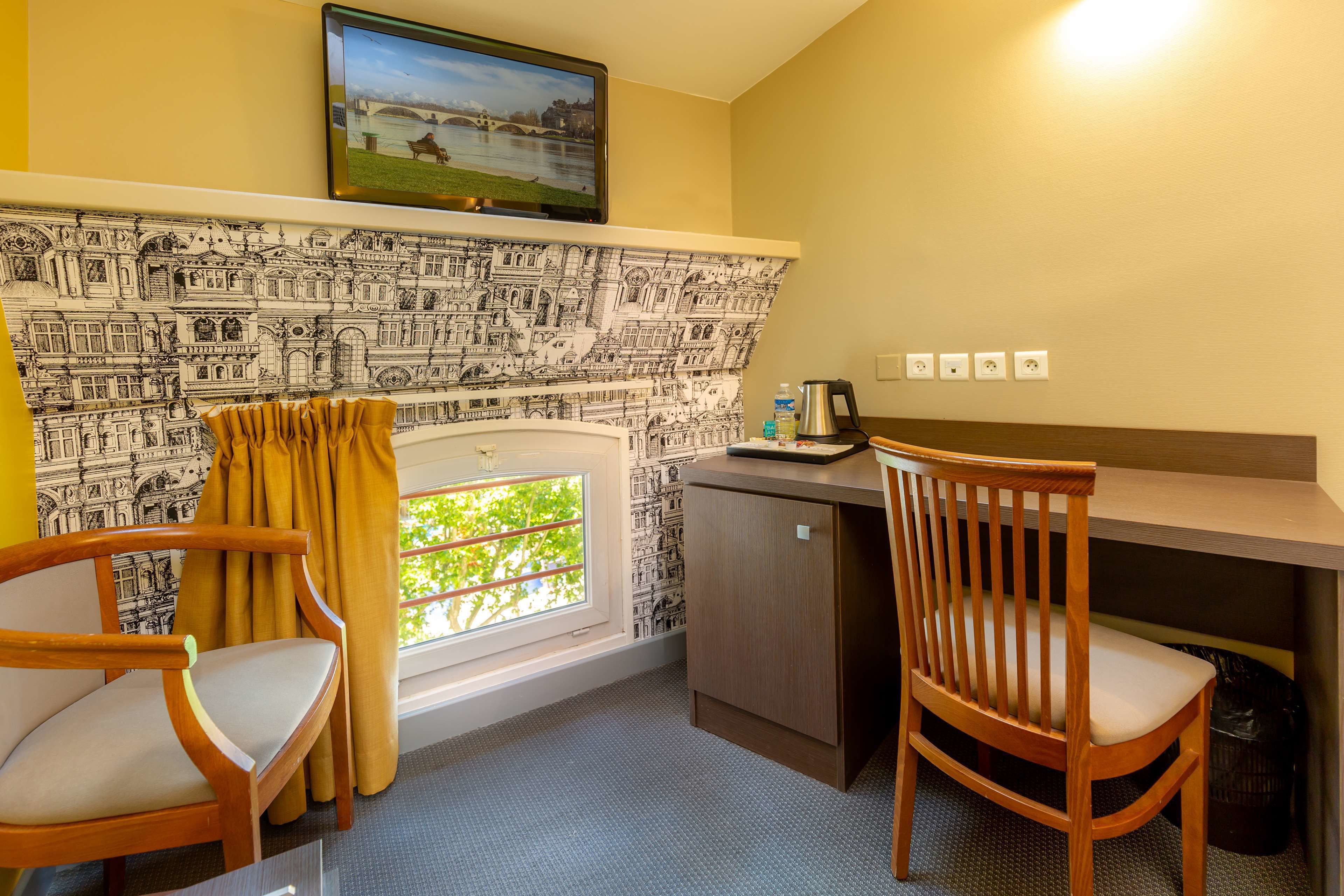 standard room, 1 double bed | minibar, desk, blackout curtains, soundproofing