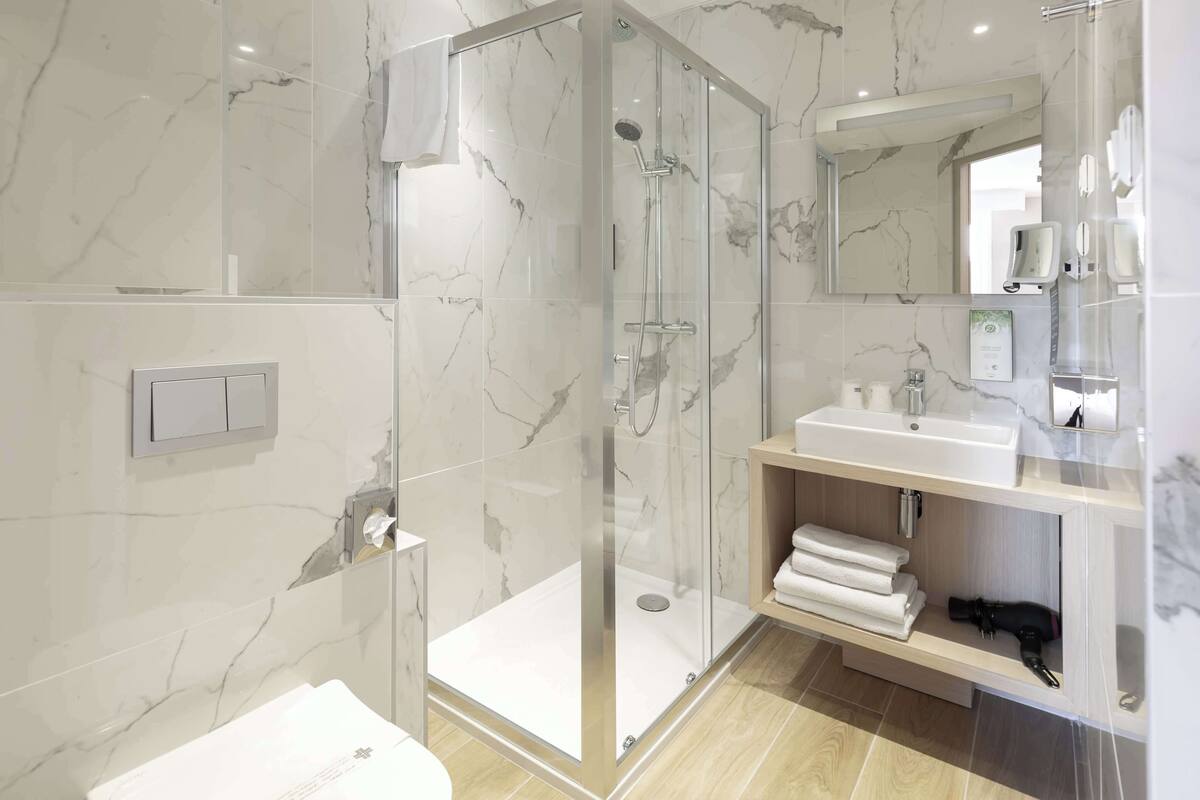 combined shower/bathtub, eco-friendly toiletries, hair dryer, towels