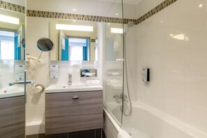 Combined shower/tub, eco-friendly toiletries, hair dryer, towels - Kyriad Avignon Palais Des Papes (Avignon)