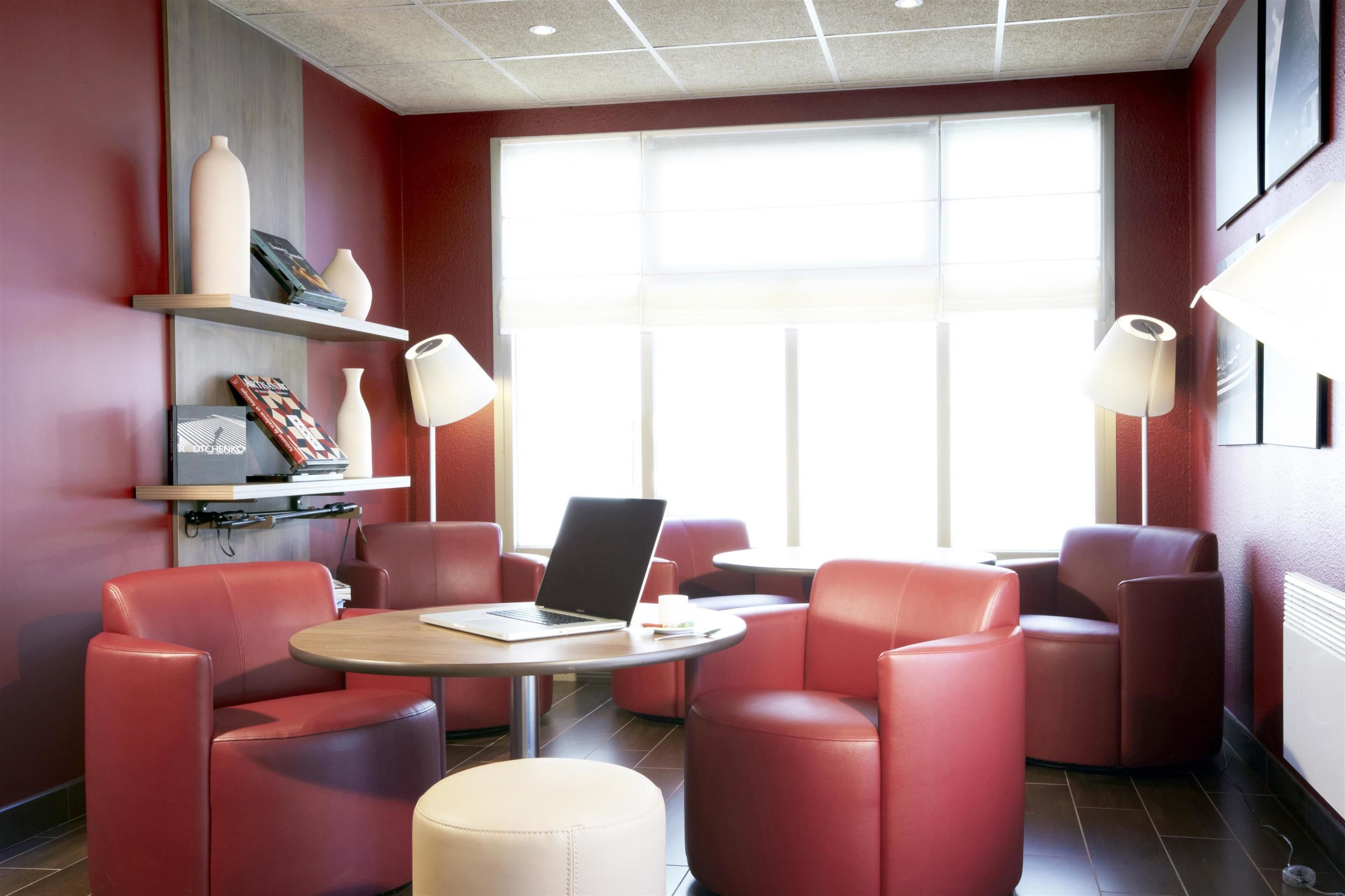 Bar (trong khuôn viên)