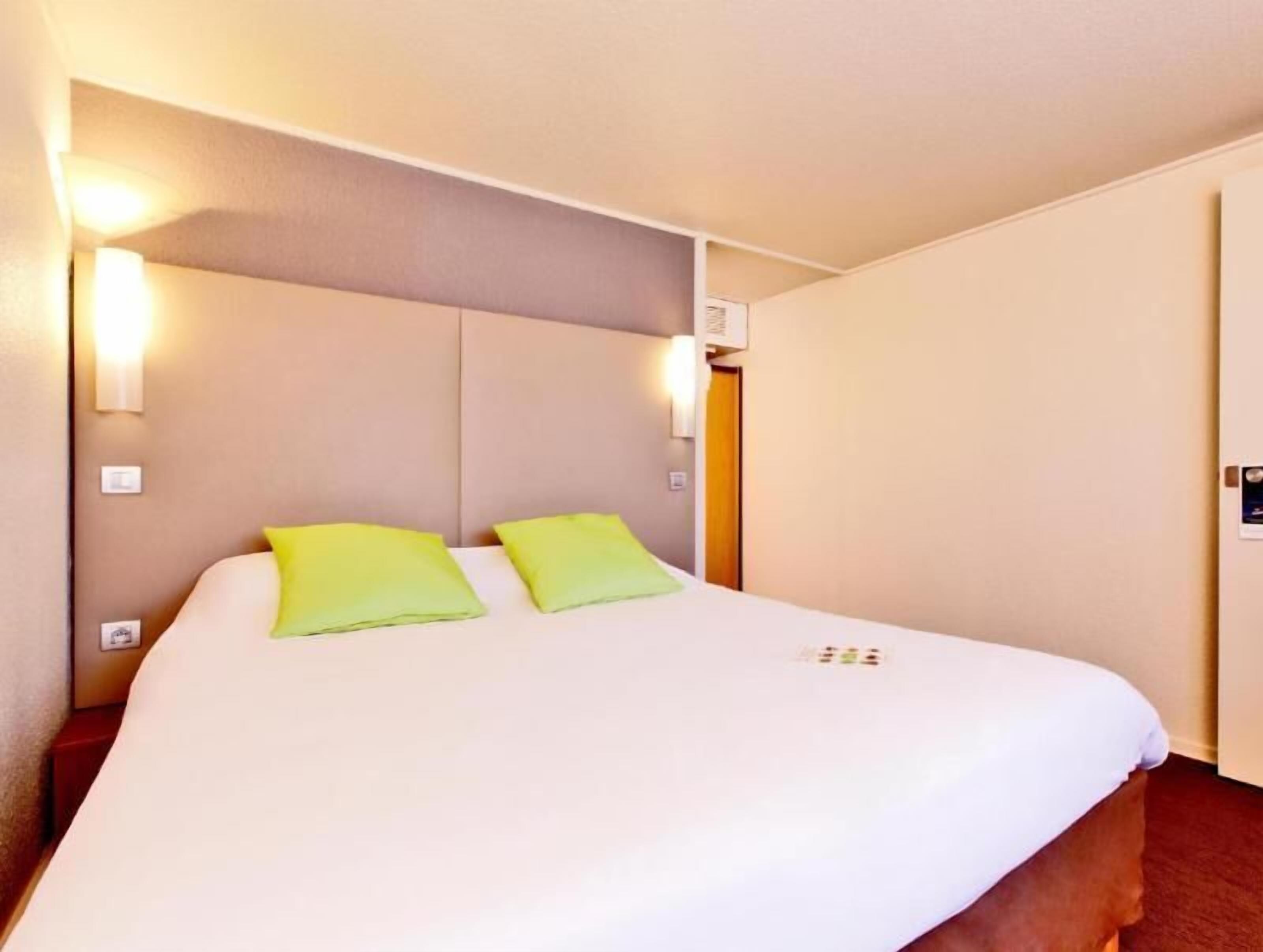 Literie de qualité supérieure, bureau, rideaux occultants