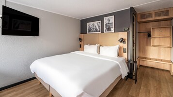 Habitación superior, 1 cama de matrimonio grande | Ropa de cama de alta calidad, escritorio, cortinas opacas