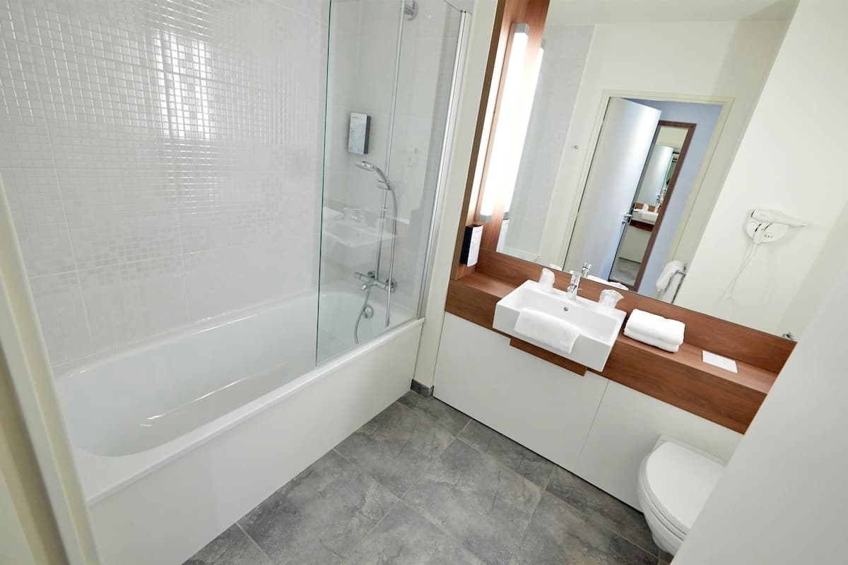 combined shower/bathtub, eco-friendly toiletries, hair dryer, towels