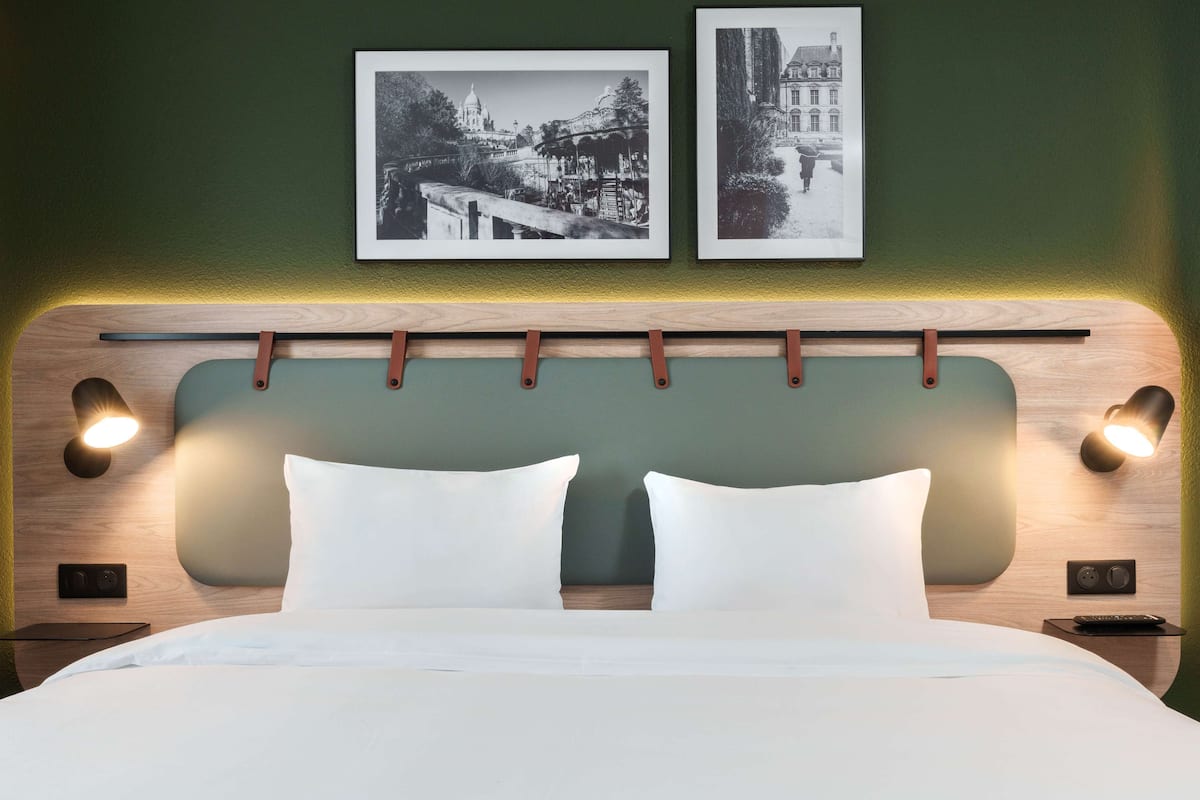 Standaard kamer, meerdere bedden | 1 slaapkamer, luxe beddengoed, een bureau, een laptopwerkplek