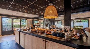 Se sirven desayunos, cenas y cocina francesa 