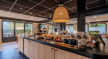 Petit déjeuner et dîner servis sur place, spécialités Cuisine française