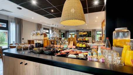 Tägliches Frühstücksbuffet gegen Gebühr. Campanile NATURE - Bordeaux Est Artigues