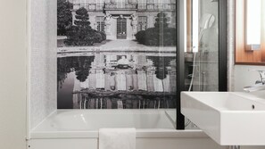 Douche cascade, articles de toilette écologiques, séchoir à cheveux