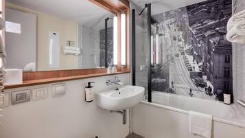 Een regendouche, milieuvriendelijke toiletartikelen, een haardroger