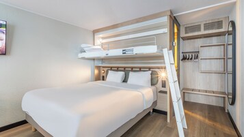 Habitación estándar, varias camas | 1 dormitorio, ropa de cama de alta calidad, escritorio y cortinas opacas