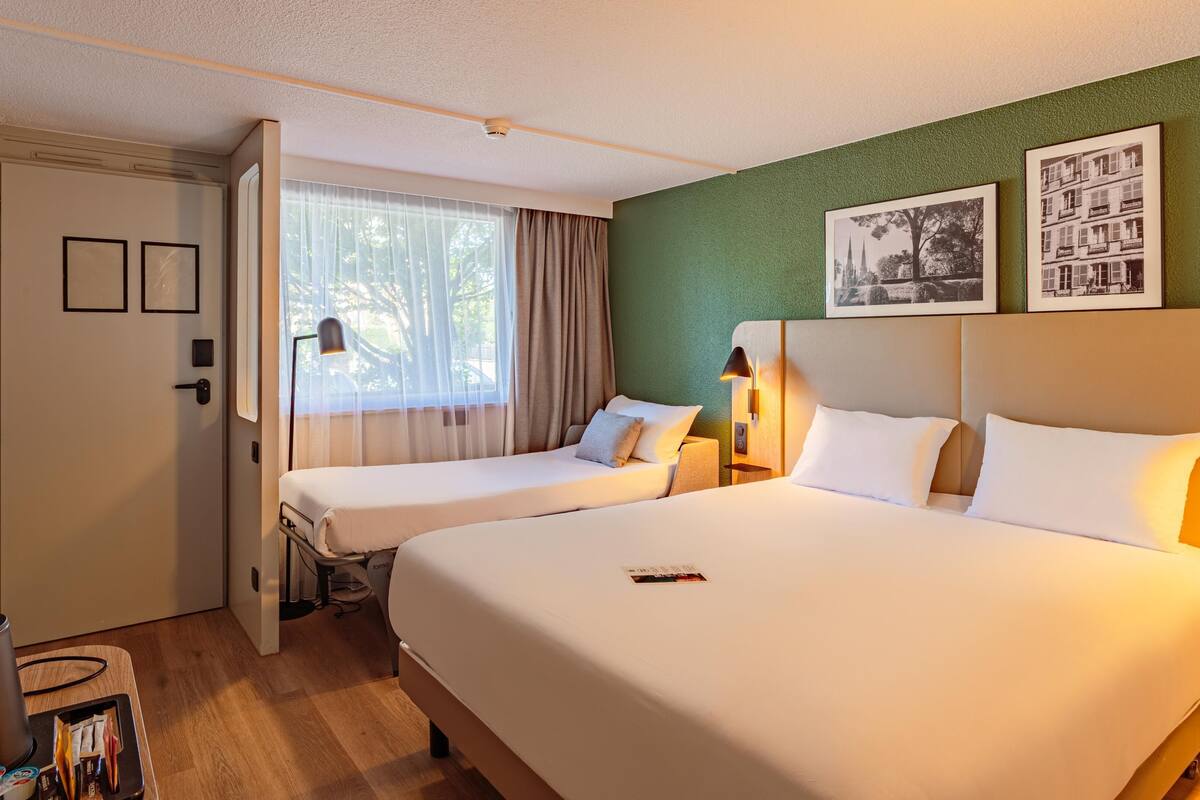 Standaard kamer, 1 queensize bed met slaapbank | Luxe beddengoed, een bureau, verduisterende gordijnen