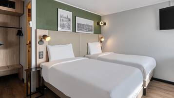 Quarto standard, 2 camas de solteiro | Roupas de cama premium, escrivaninha, cortinas blackout