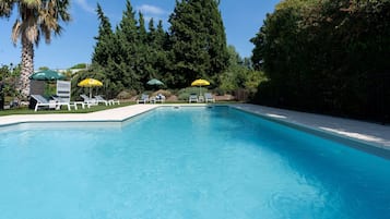 Piscine extérieure, parasols de plage, chaises longues