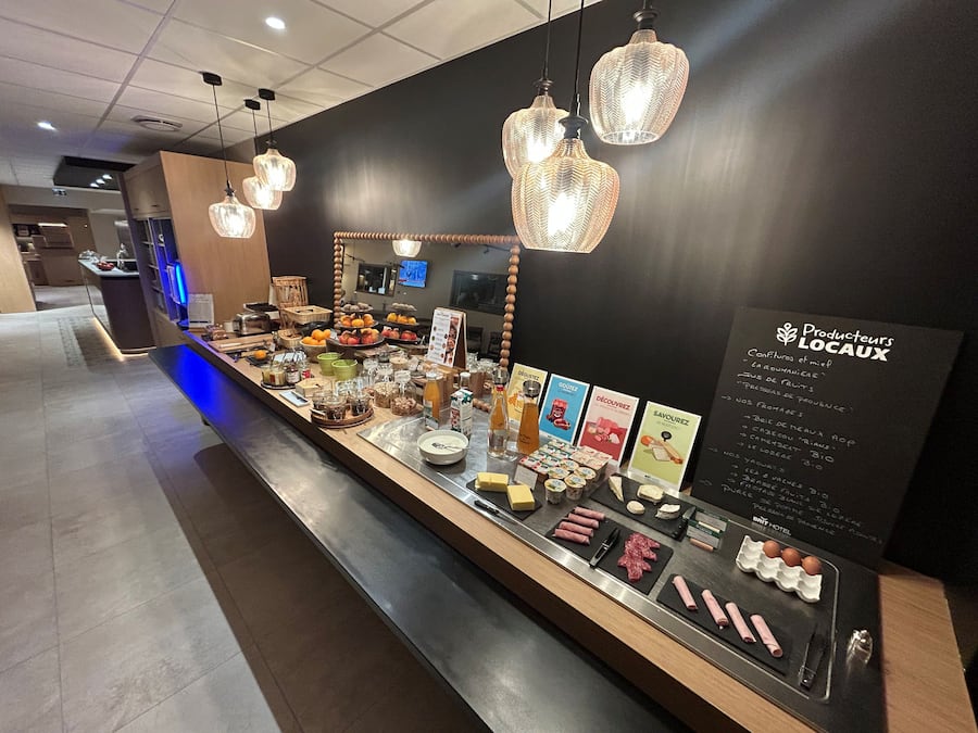 Se ofrece un desayuno bufé (14.50 EUR por persona)