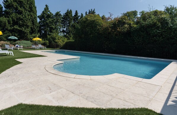 Outdoor pool, open 10:00 AM to 8:30 PM, pool umbrellas, sun loungers - Brit Hotel Avignon Sud (Avignon)