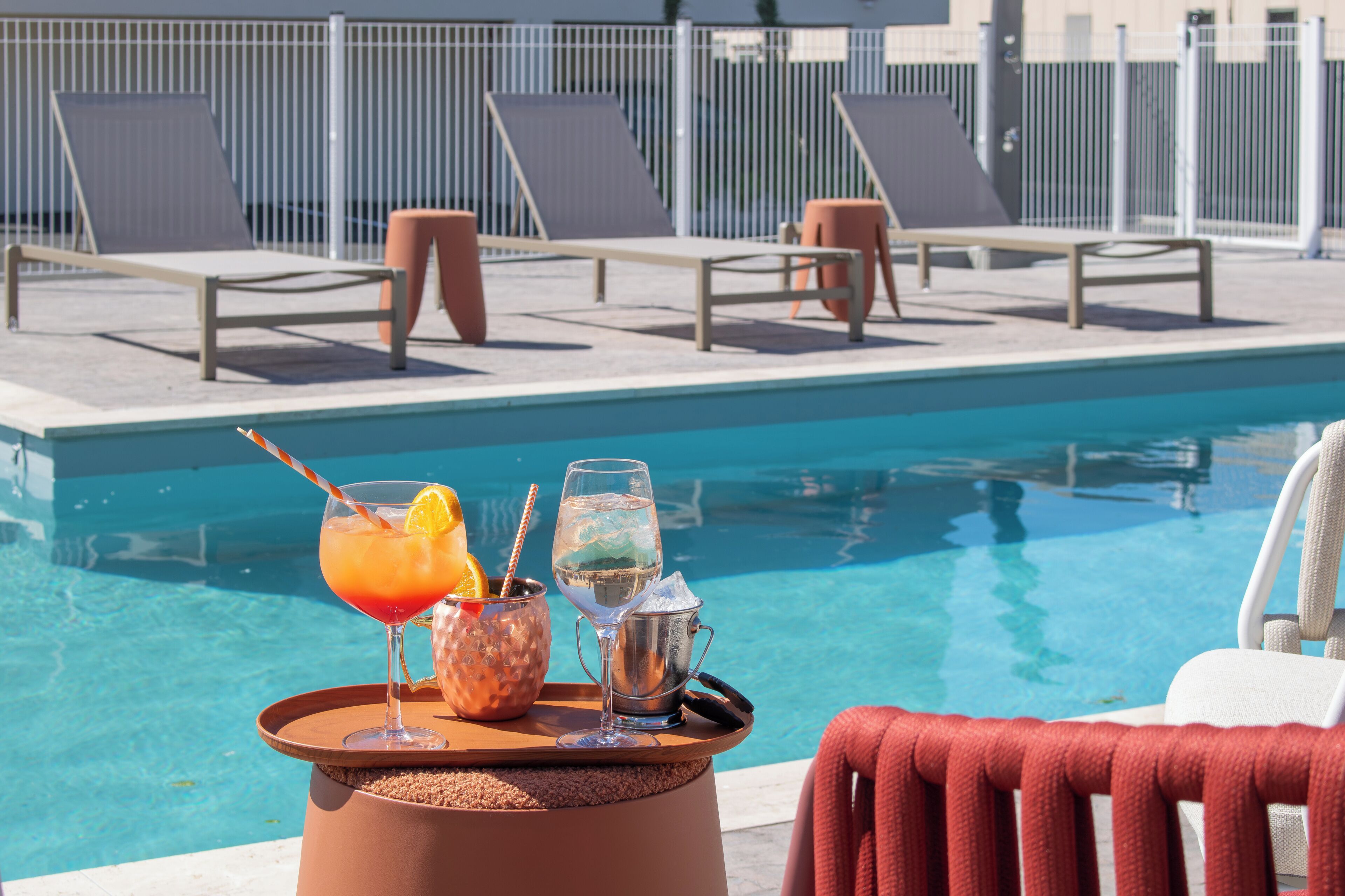 Una piscina al aire libre (de 10:00 a 20:30), sombrillas, tumbonas