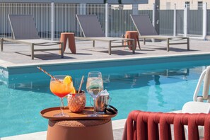 Piscine extérieure, accès possible de 10 h à 20 h 30, parasols