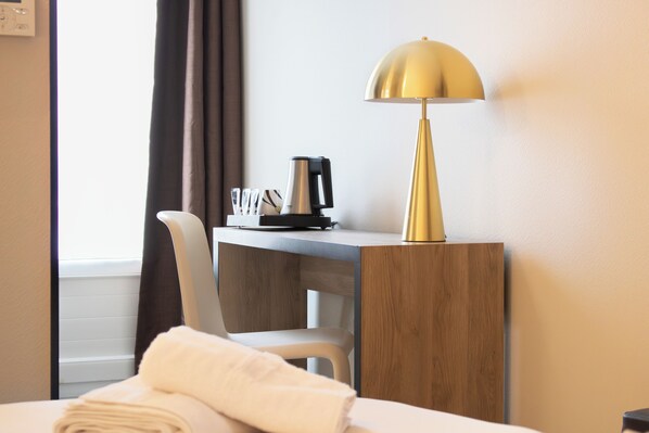 Individually decorated, individually furnished, desk, blackout drapes - Brit Hotel Avignon Sud (Avignon)